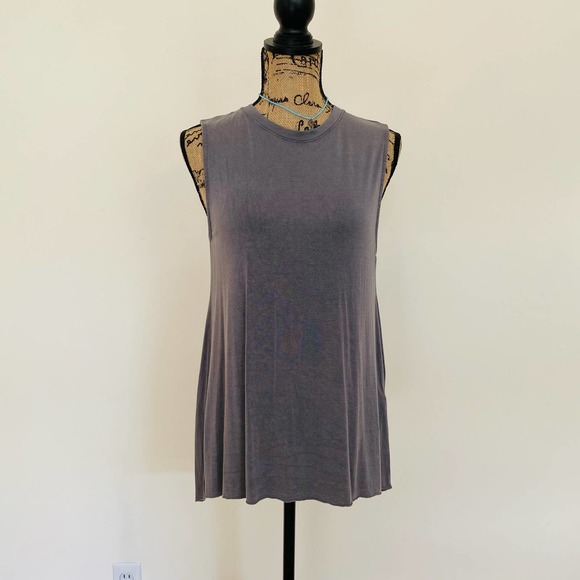 Don't Ask Why Grey Made in Italy Sleeveless Slit Back Flowy Crewneck Top - Picture 1 of 7